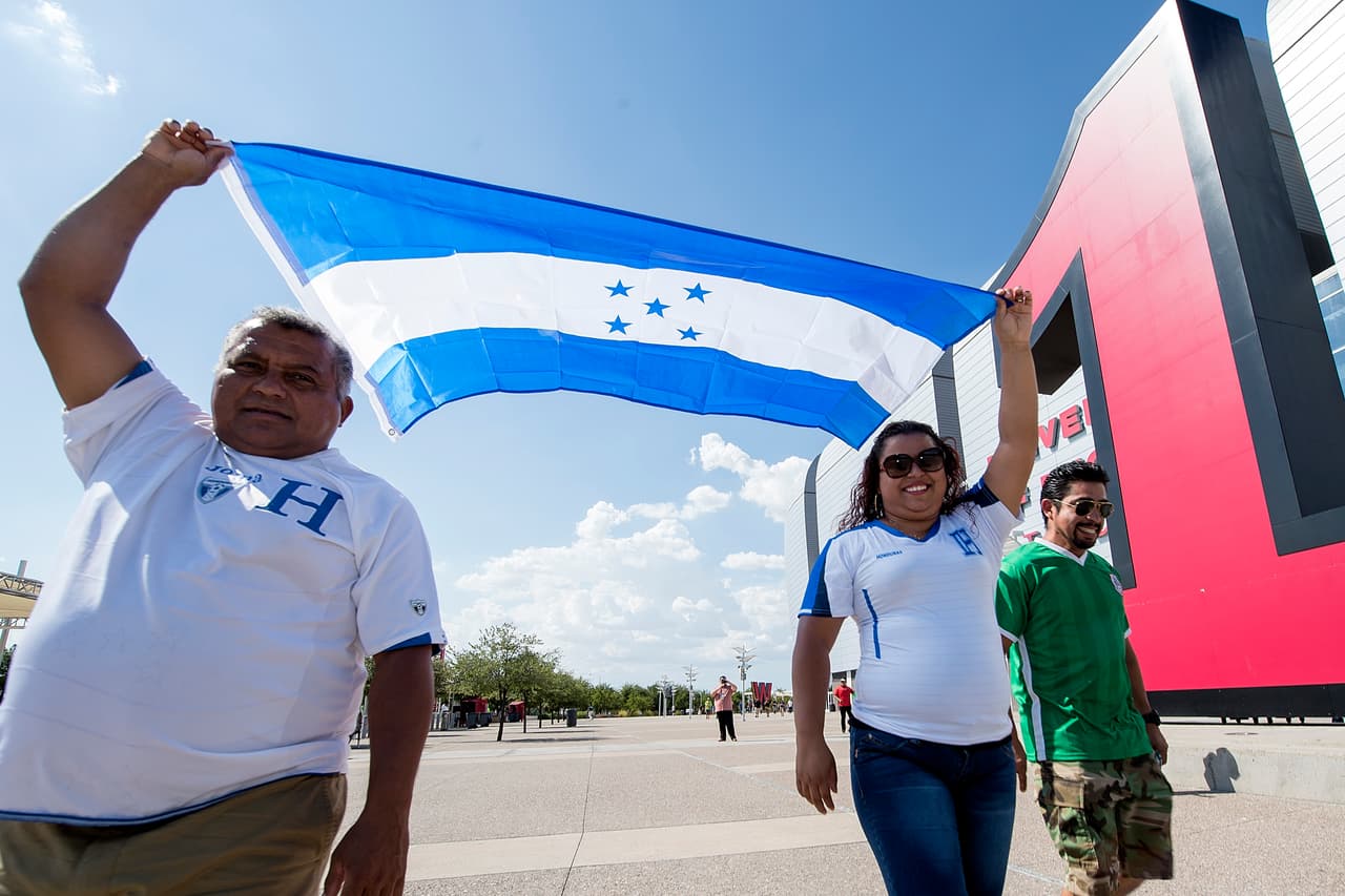 El colorido y la belleza de las fanáticas dibujó la fiesta de los hinchas en los cuartos de final entre México y Honduras en la Copa Oro, que mostró de nuevo la fidelidad de los seguidores en Estados Unidos.
