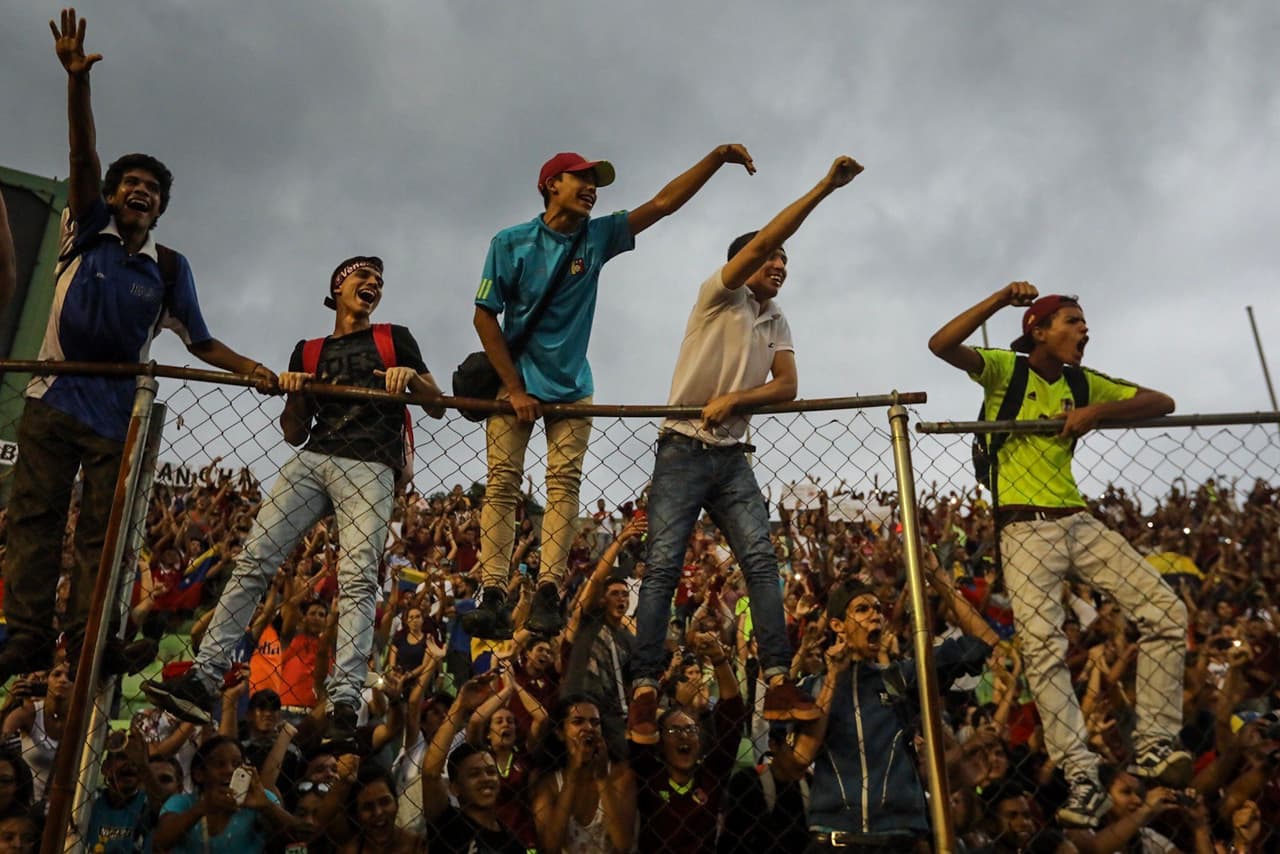 CAR132. CARACAS (VENEZUELA), 13/06/2017.- Fanáticos venezolanos participan en un homenaje a la selección Sub'20 de fútbol hoy, martes 13 de junio de 2017, en Caracas (Venezuela). Miles de venezolanos homenajearon este martes a los jugadores de la plantilla Sub'20 de su país, que obtuvo el subcampeonato en el Mundial de la categoría que se disputó hasta el pasado 11 de junio en Corea del Sur, con un multitudinario acto en el estadio Olímpico de la Universidad Central de Venezuela (UCV), en Caracas. EFE/MIGUEL GUTIÉRREZ