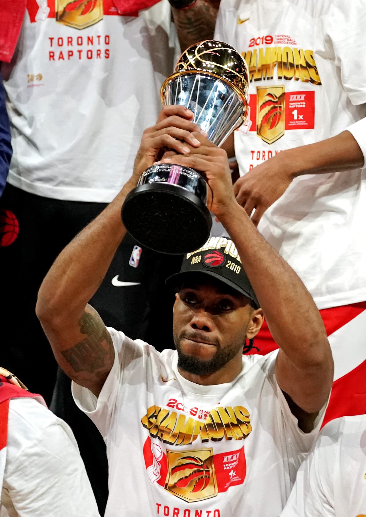 Los Toronto Raptors fueron, por récord, el segundo mejor equipo de la NBA y tras una exitosa, larga y desgastante Postemporada, lograron imponerse a los Golden State Warriors, el amplio favorito para refrendar su título. Dada la gran hazaña que acaban de conseguir los canadienses, así fue como festejaron en la casa del equipo más dominante de la NBA en los últimos cinco años.