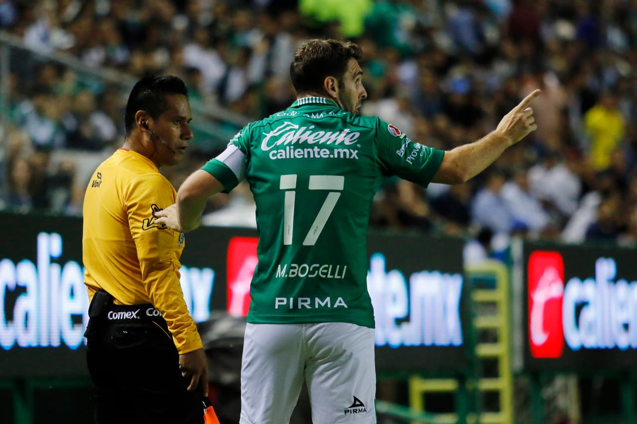 Y en la última jugada de la primera parte Boselli pensó que había anotado un gol hasta que se entera que los árbitros, central y asistente, lo invalidaron por un fuera de juego.