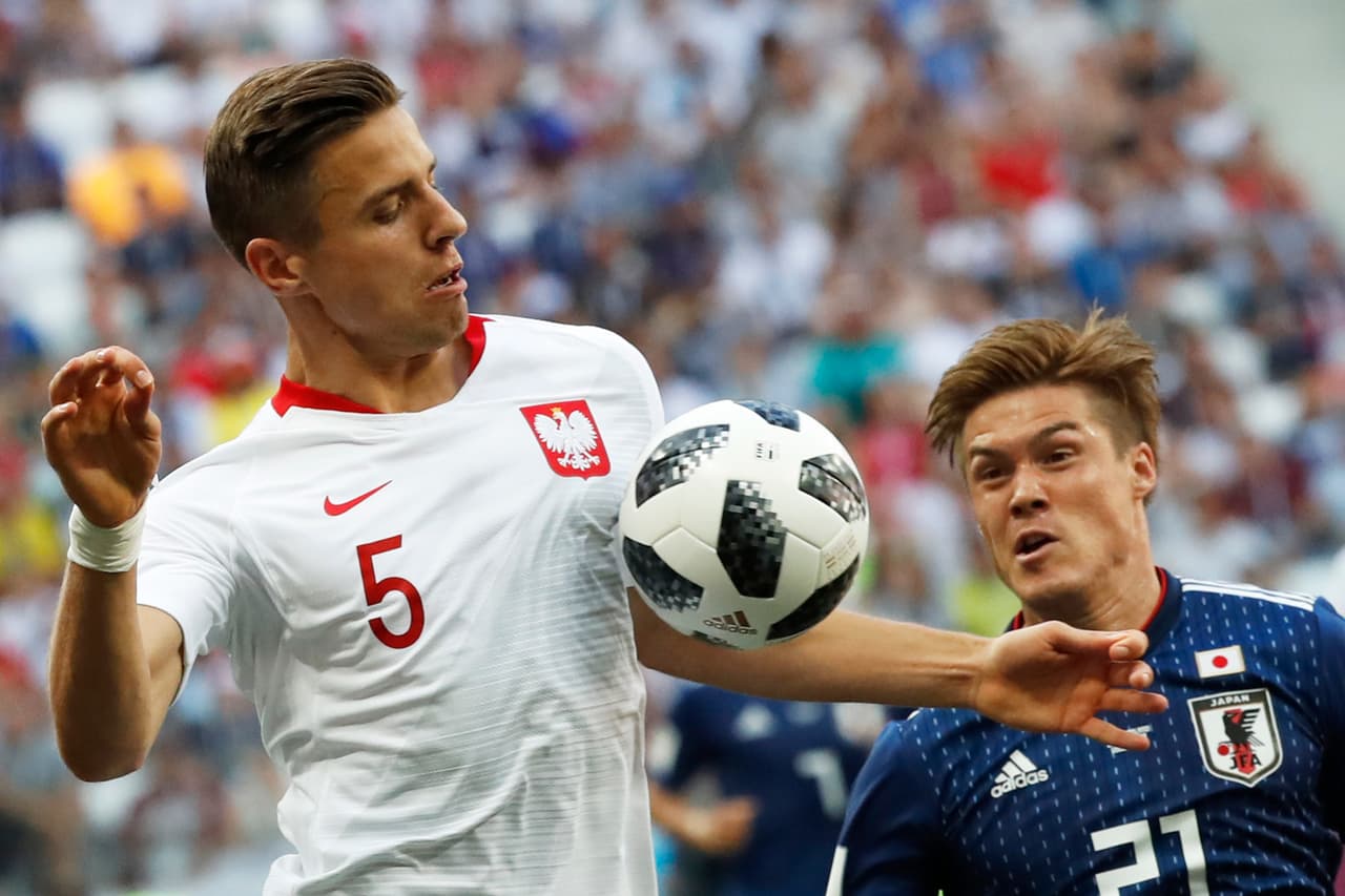 En la foto Jan Bednarek (5) peleando por la posesión del esférico ante Gotuku Sakai (21), los polacos salieron con todo a cerrar su último duelo mundialista con decoro y por eso tomaron la iniciativa.