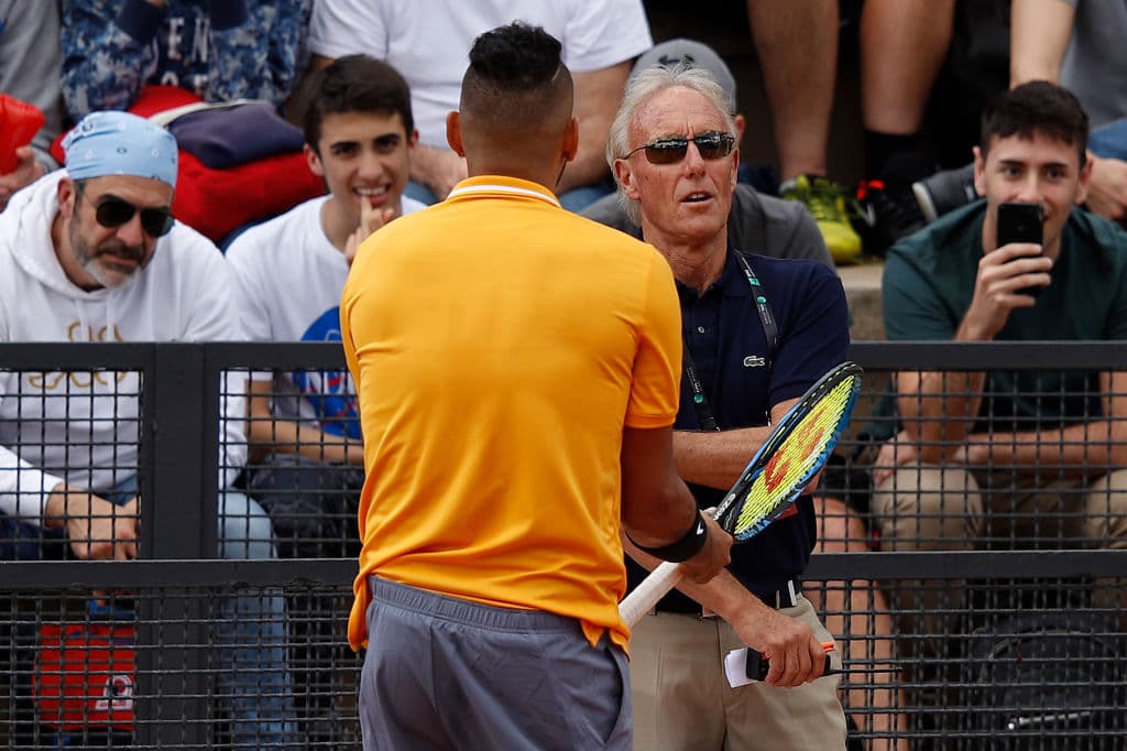 Kyrgios abandonó la cancha en una descarga de furia tras arrojar una silla en el Abierto de Italia y fue descalificado el jueves en su partido de segunda ronda.