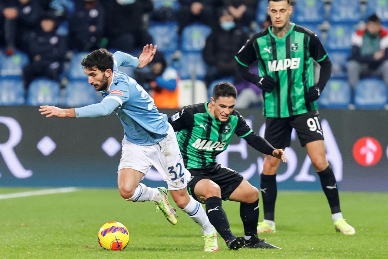 Berardi y Raspadori le dieron el triunfo a Sassuolo sobre la Lazio que sólo anotó un gol por parte de Zaccagani, durante la J17 en la Serie A.