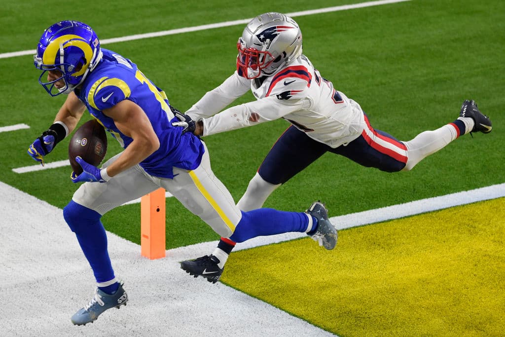 Aaron Donald controla de principio a fin a Cam Newton en la victoria 3-24 sobre los New England Patriots.