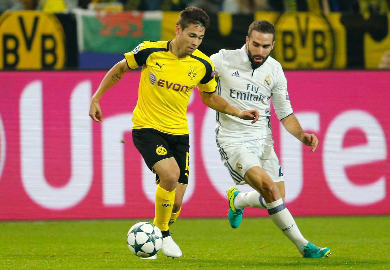 Por la banda derecha estaría el internacional español Dani Carvajal. El hombre de la cantera madridista es el dueño de esa posición y pocas veces la suelta, solo si sufre una lesión o hay rotación por acumulación de partidos.