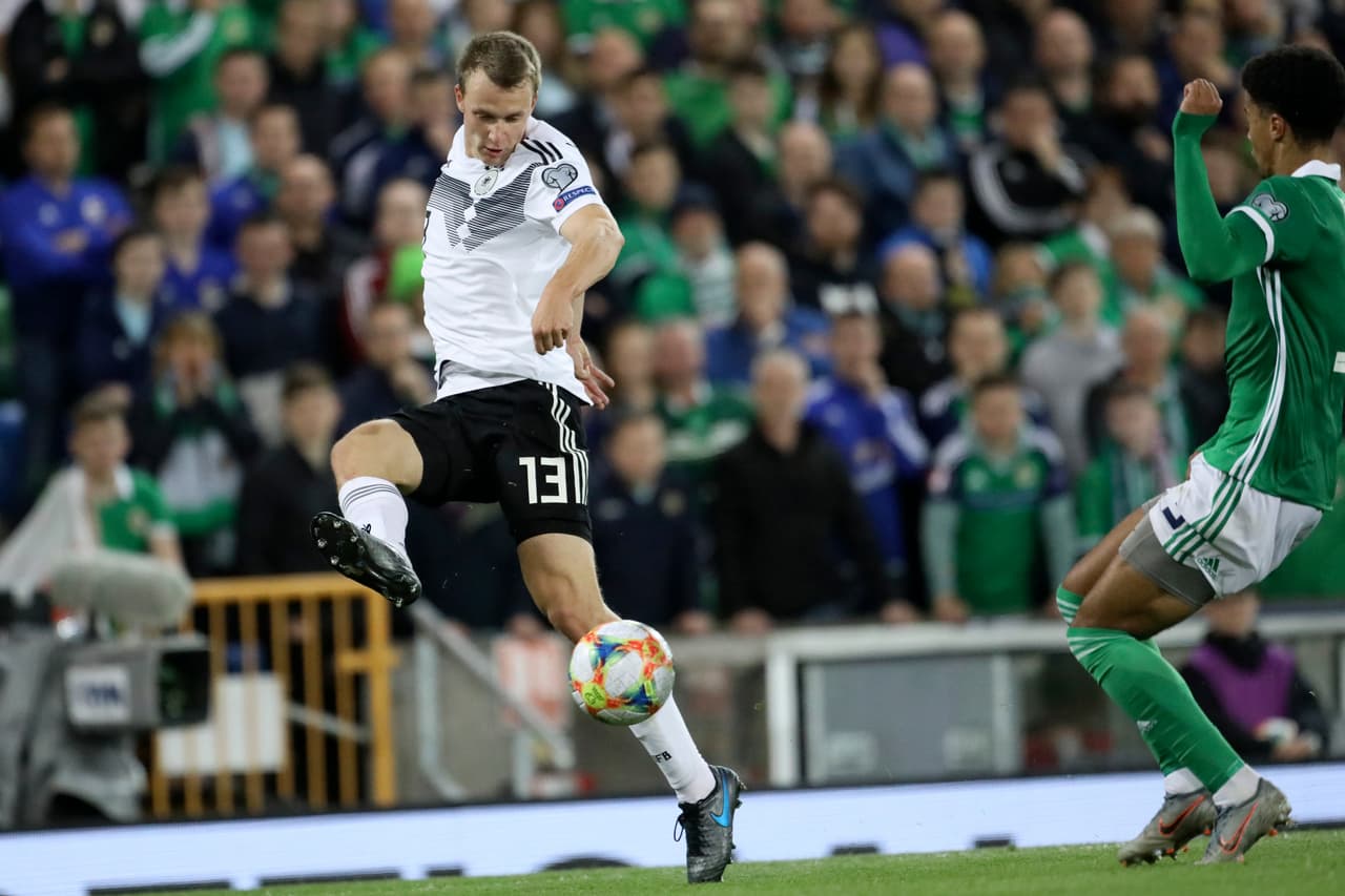 Klostermann recorre la banda hasta encontrar un hueco para mandar un centro de peligro.