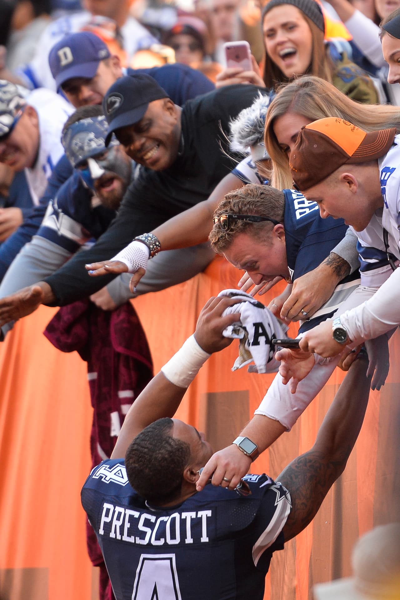 Estos fans sí que estan emocionados con la actuación del novato Prescott.