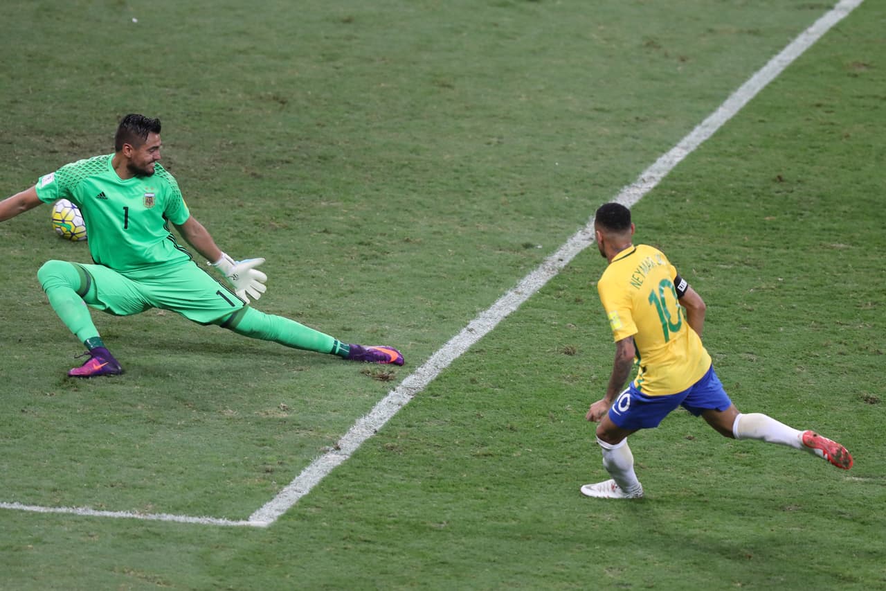 Precisamente, el '10' de Brasil anotó al minuto 45 con un remate cruzado que fue imparable para Sergio Romero.
