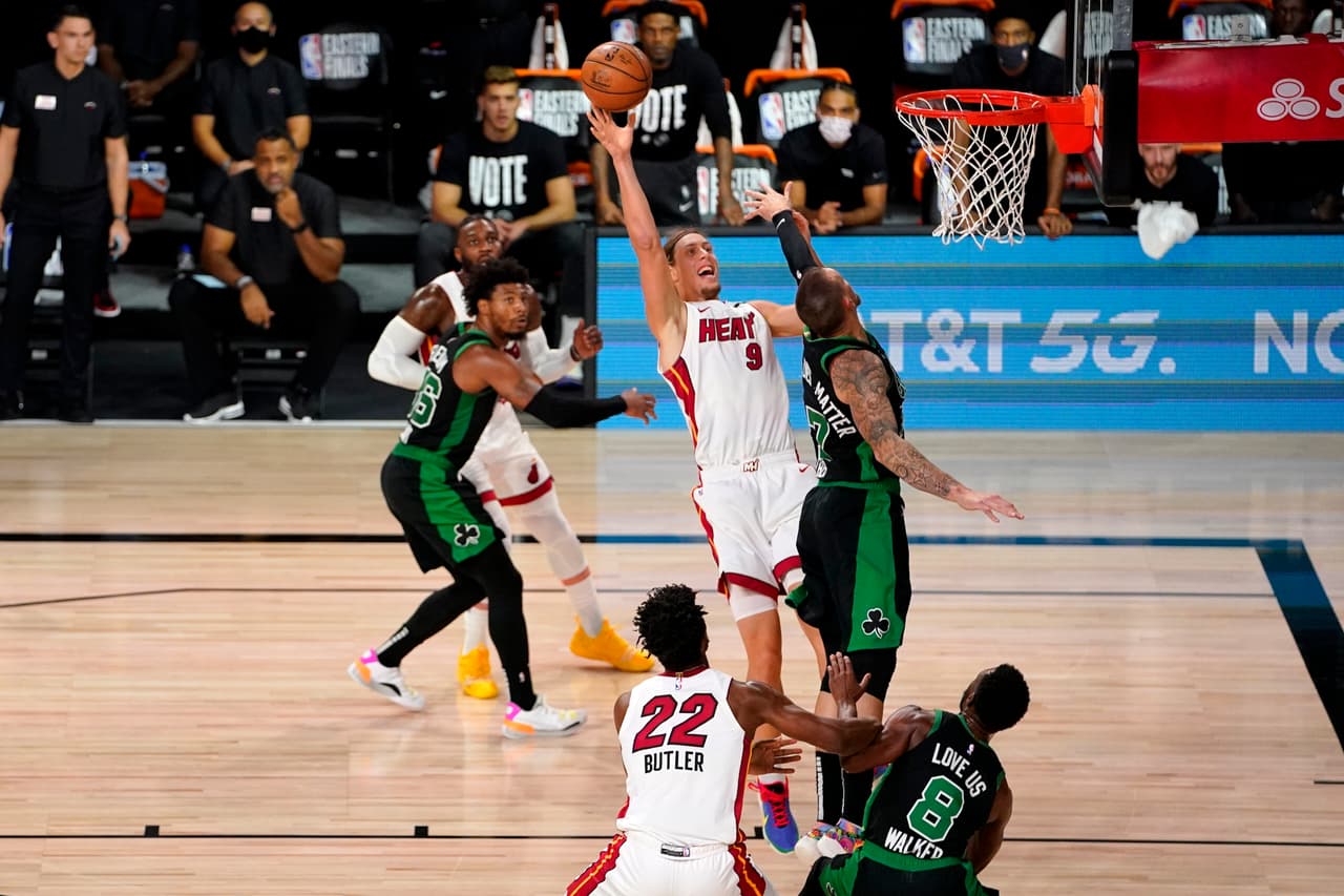 El Miami Heat vence 106-101 a los Celtics y toman una buena ventaja en la serie, Bam adebayo consiguió 21 puntos y Gordan Dragic anotó 25.