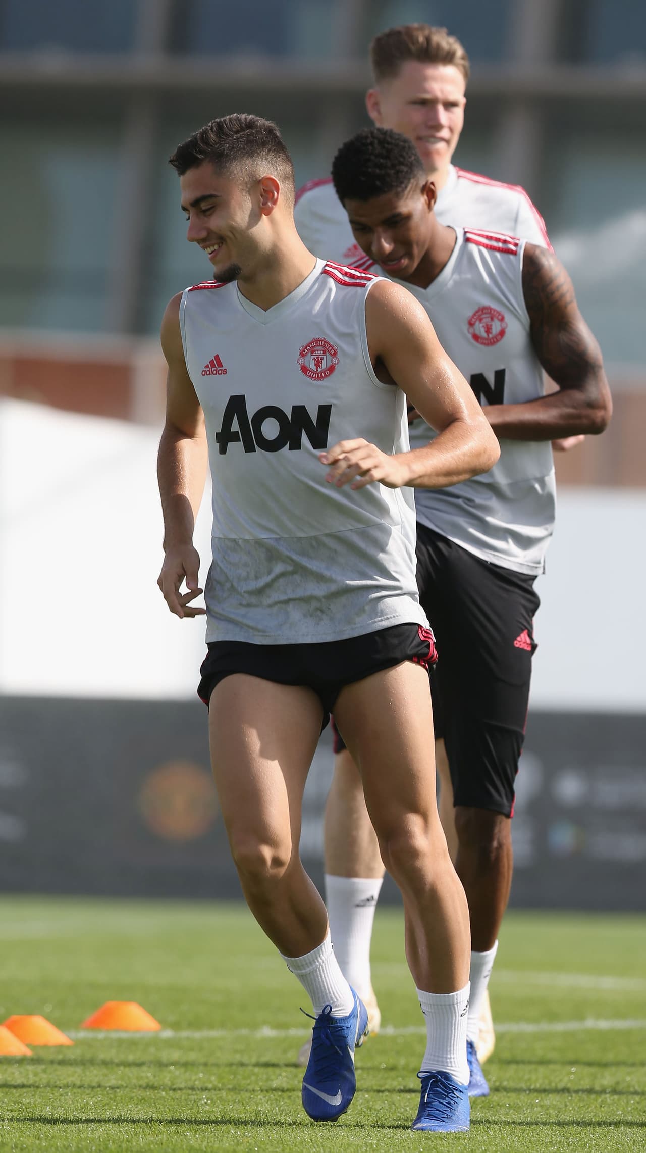La alegría y buena energía son frecuentes en Manchester United con el técnico Ole Gunnar Solskjaer, tras la salida del portugués José Mourinho, y así quedó expuesto en su entrenamiento en Dubai.