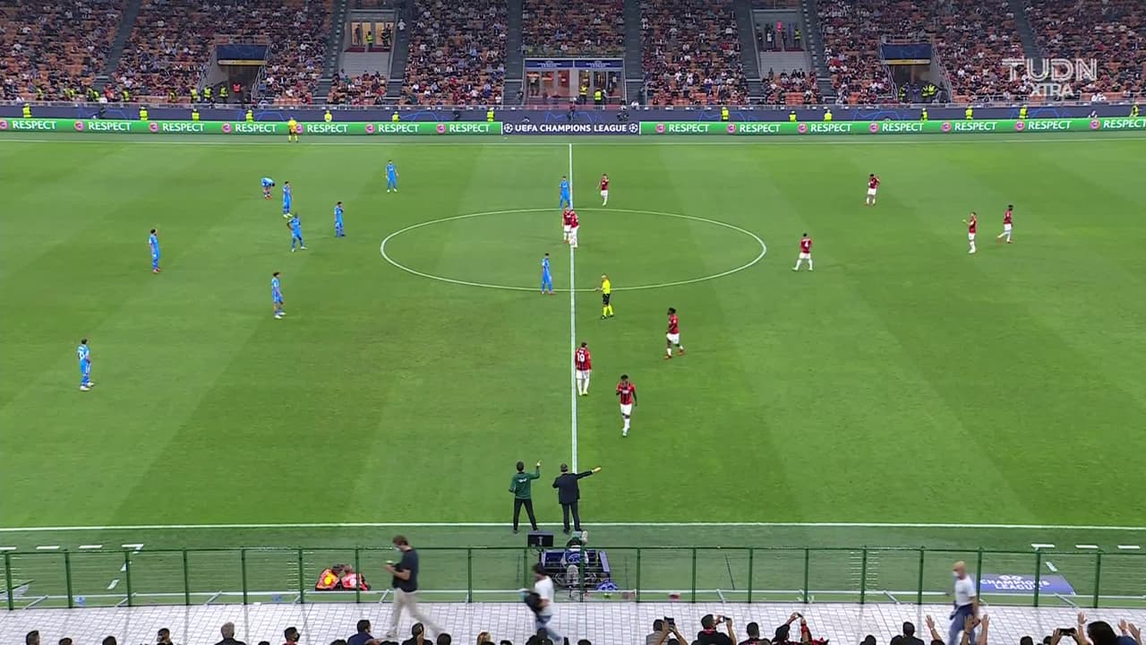 Arranca el partido y la pelota está en juego.