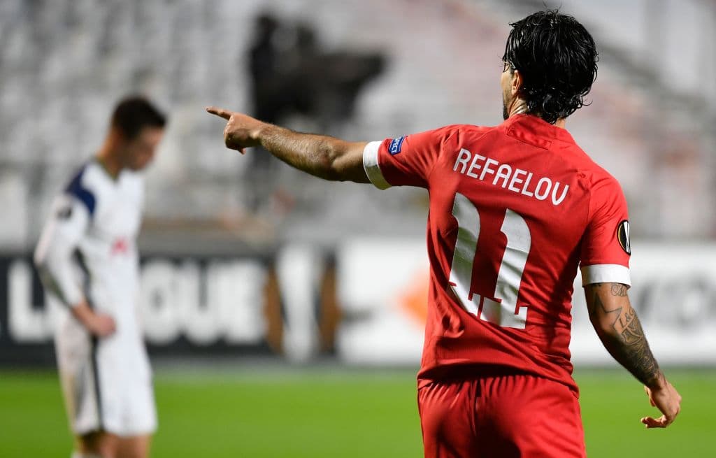 Tottenham es derrotado ante Royal Antwerp por la mínima. Lior Refaelov se encargó de darle la victoria a su equipo a los 29 minutos del encuentro. Los de Mourinho no pueden ante el equipo belga durante la segunda fecha de la UEFA Europa League.