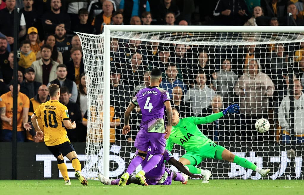 Wolverhampton cae, en tanda de penales, ante Tottenham y pierde su pase a Ocavos de final en la Copa de la Liga Inglesa. Leander Dendoncker y Daniel Podence anotaron para los Wolves, mientras que para los Spurs lo hicieron Tanguy Ndombélé y Harry Kane.