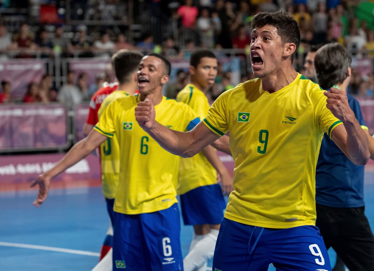 Guilherme Henrique Borges Sanches (9) festeja con su equipo luego de que Brasil superara a Rusia en la final del Futsal de los Juegos Olímpicos de la Juventud.