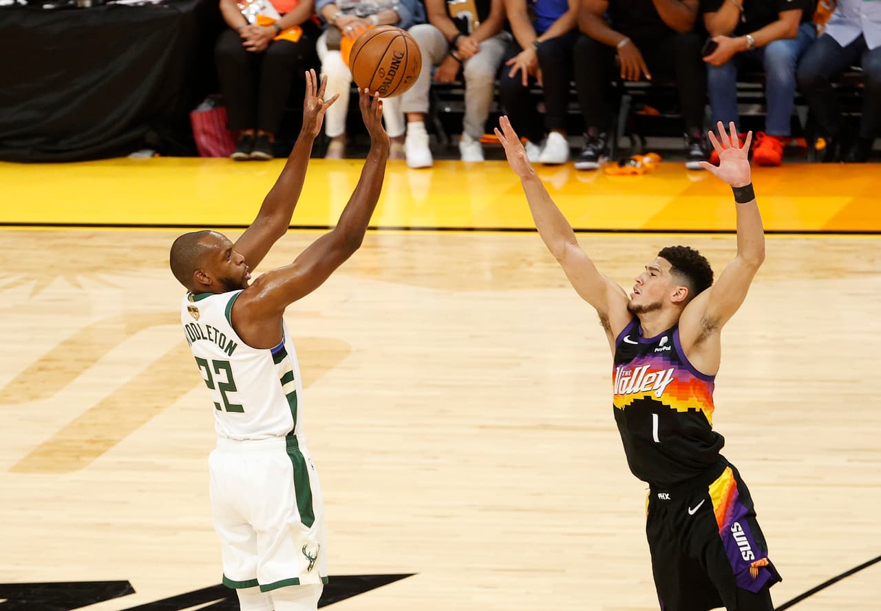 El tercer cuarto resultó funesto para Milwaukee desde la pintura, ya que Lopez ni Middleton pudieron anotar de tres en momentos cruciales.