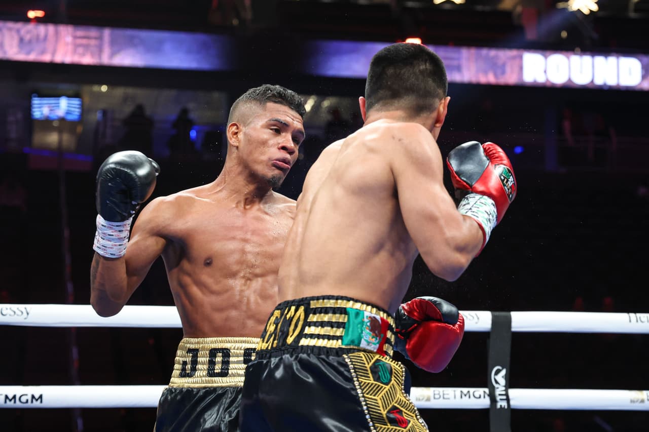 Joselito Velázquez cerró la cartelera preliminar con un tremendo KO sobre el colombiano José Soto para mantener el invicto y alzar la mano para una oportunidad por un título mundial.