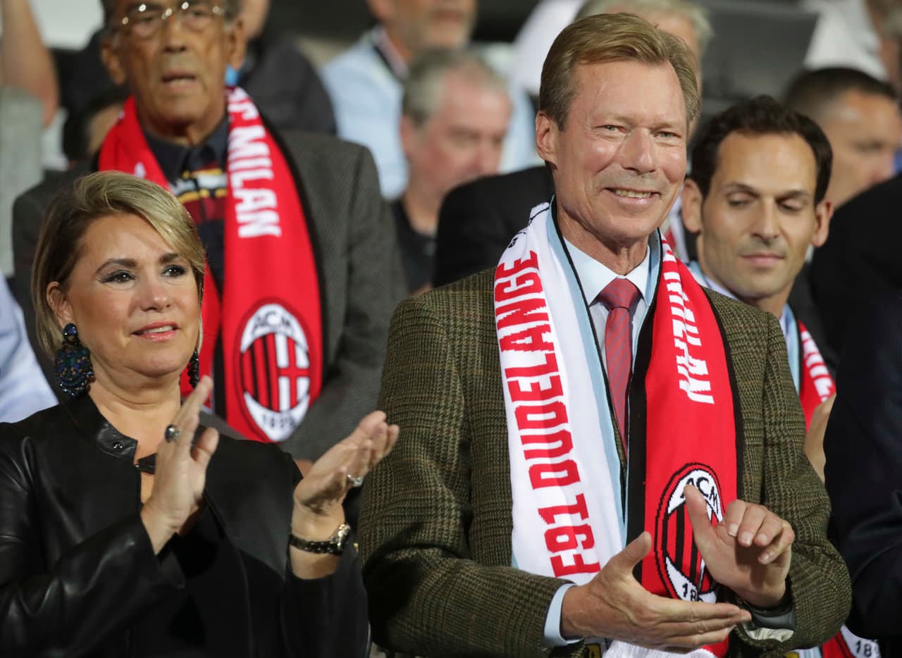 En tribuna, para el más importante partido en la historia de cualquier club luxemburgués, estuvo Henri (der) el Duque de Luxemburgo y su esposa María Teresa, a un lado, la Duquesa.