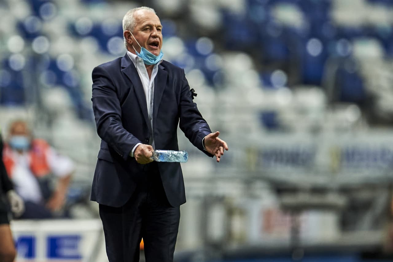 Aké Loba (31’) marcó el solitario tanto que definió el encuentro. Alan Mozo dejó a los pumas con diez hombres desde el 37’ de juego por una fuerte entrada. En la sexta fecha de la competición, Monterrey visitará a Santos y Pumas hará lo propio con Toluca.