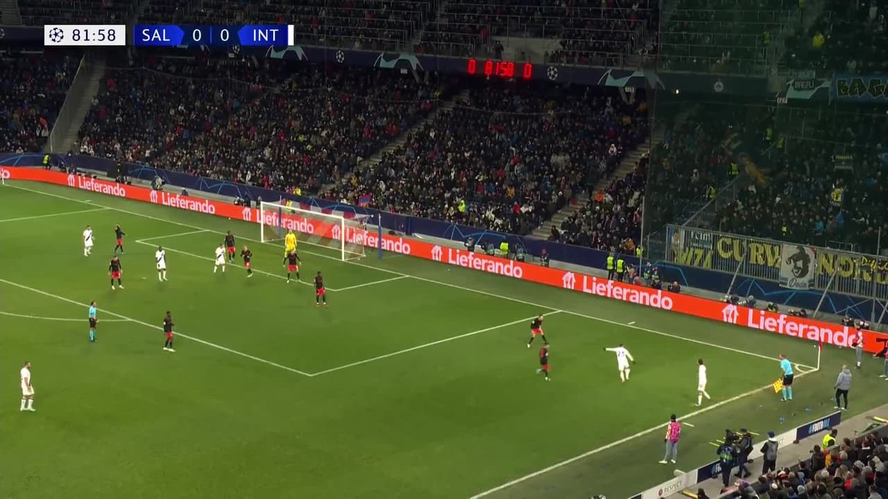 ¡CERCA! Lautaro Martínez disparó que se estrella en el poste.