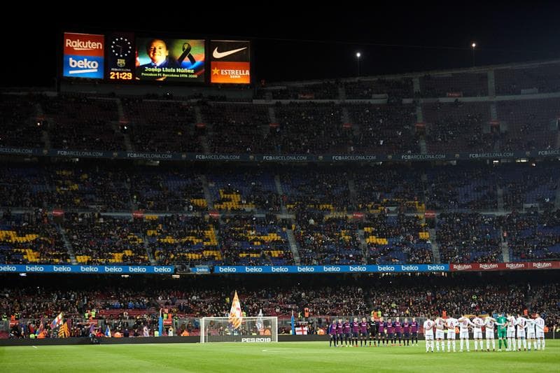En el Camp Nou se guardó un minuto de silencio en memoria del expresidente del FC Barcelona José Luis Núñez, fallecido hace poco.