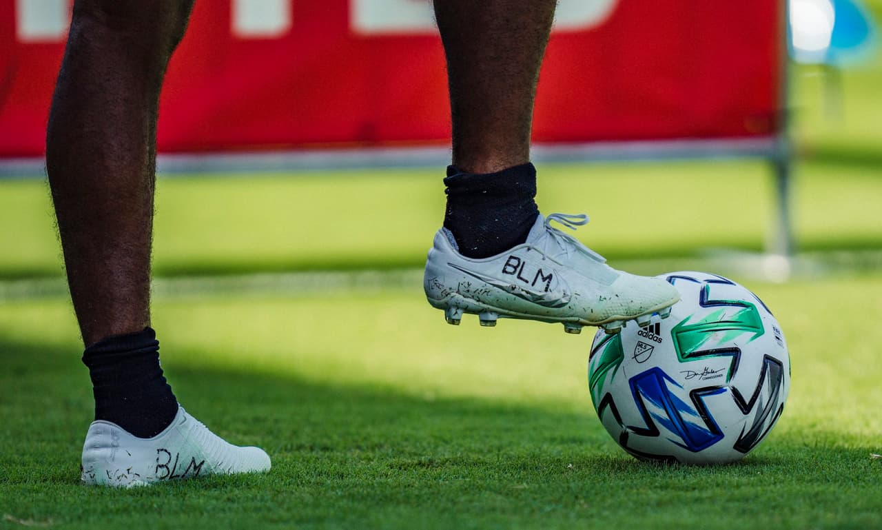 <b>Black Lives Matter</b>
<br>Con la abreviatura 'BLM', el futbolista deja ver que no cesarán en su lucha ante esta problemática mundial.