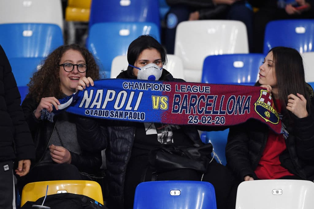 Algunos fans toman sus precauciones por el brote de Coronavirus en Italia.