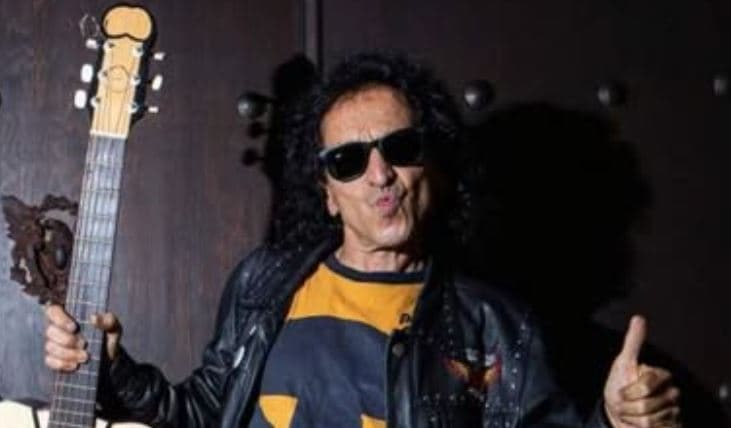 A Alex Lora, uno de los rockeros más reconocidos en México, se le ha relacionado con varios equipos, pero su corazón es de Pumas.