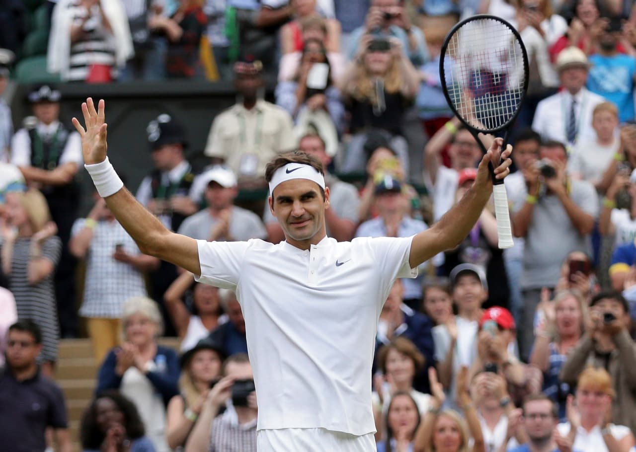 El suizo Roger Federer festeja luego de imponerse al alemán Mischa Zverev en Wimbledon, el sábado 8 de julio de 2017 (AP Foto/Tim Ireland)