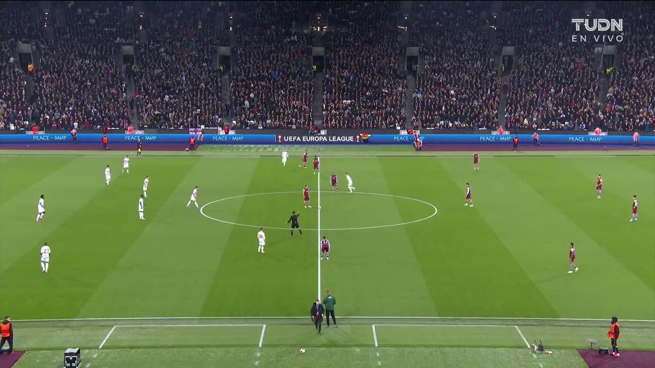 Arranca el partido y la pelota está en juego.