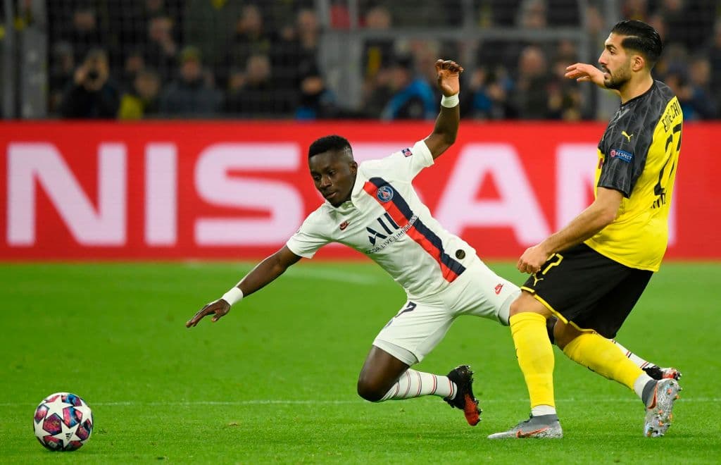 Sancho ve la oportunidad y dispara con su pierna derecha justo dentro del área de penal pero Keylor Navas salva el esférico.