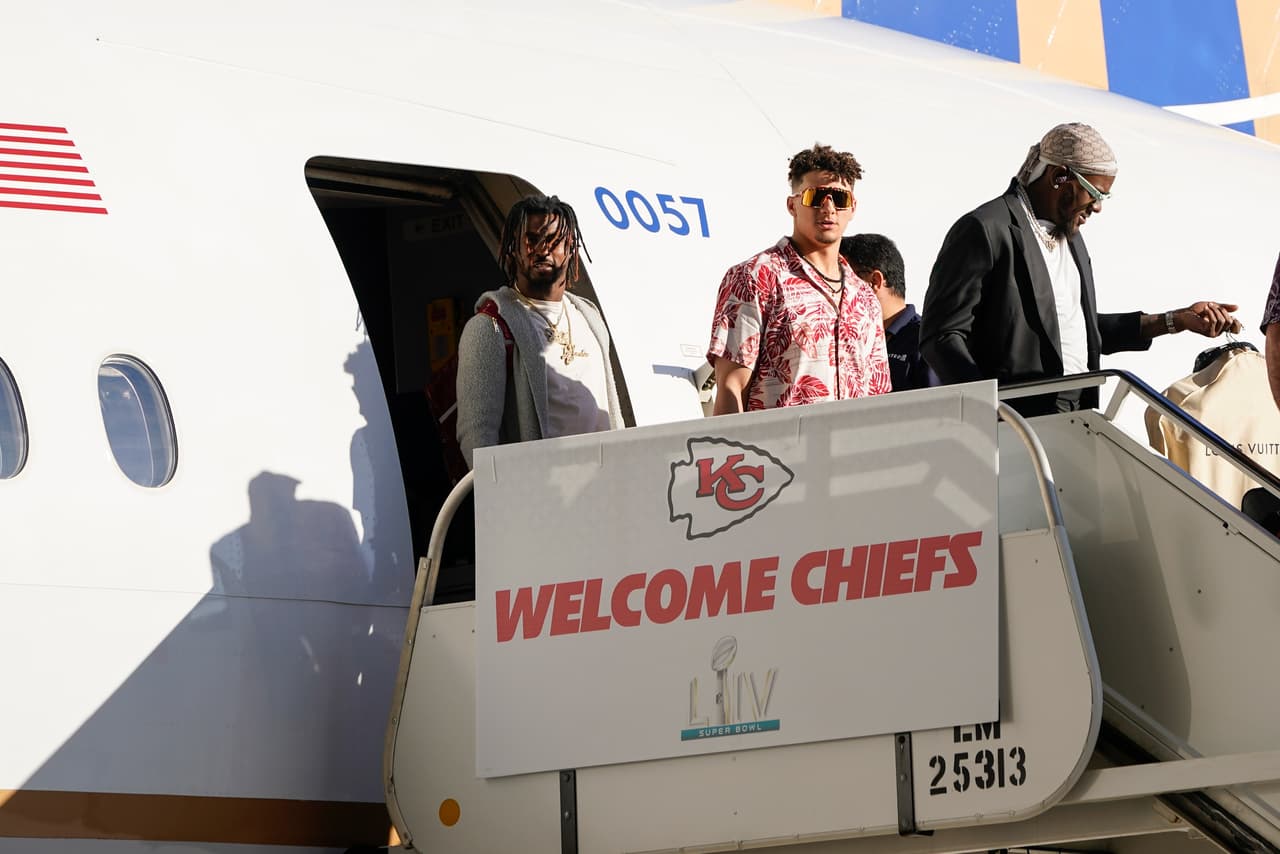 Los Kansas City Chiefs aterrizaron en el aeropuerto de Miami en la semana donde enfrentarán a los 49ers por el Super Bowl LIV.
