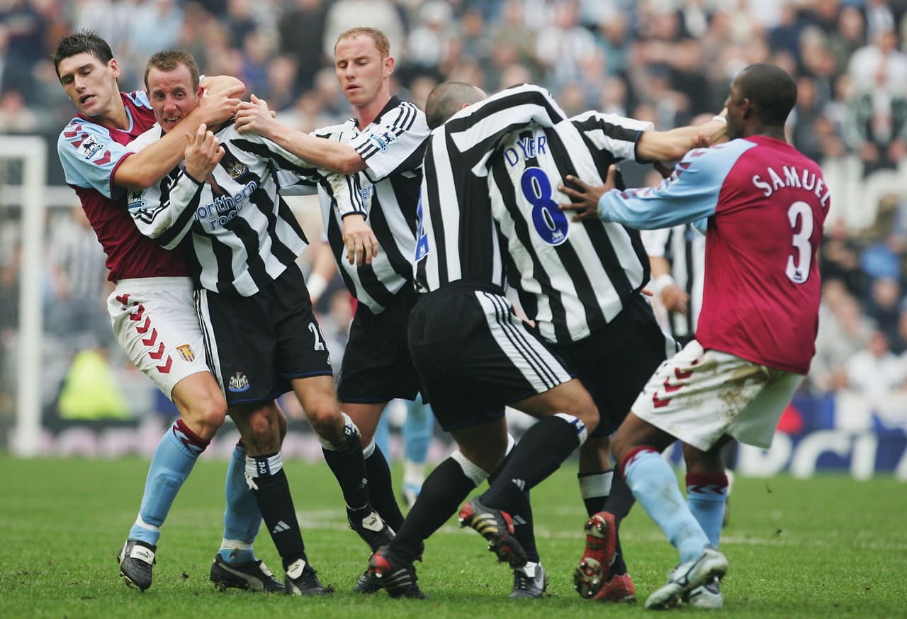 Gareth Barry y Lee Samuel del Aston Villa incluso ayudaron a separar a sus rivales y que no pasara a mayores.