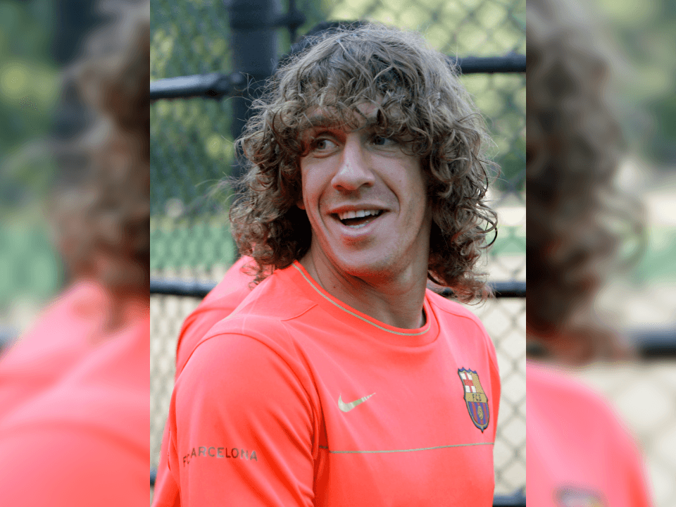 Carles Puyol, ex-jugador defensivo del Barcelona, jugaba siempre con el cabello suelto.