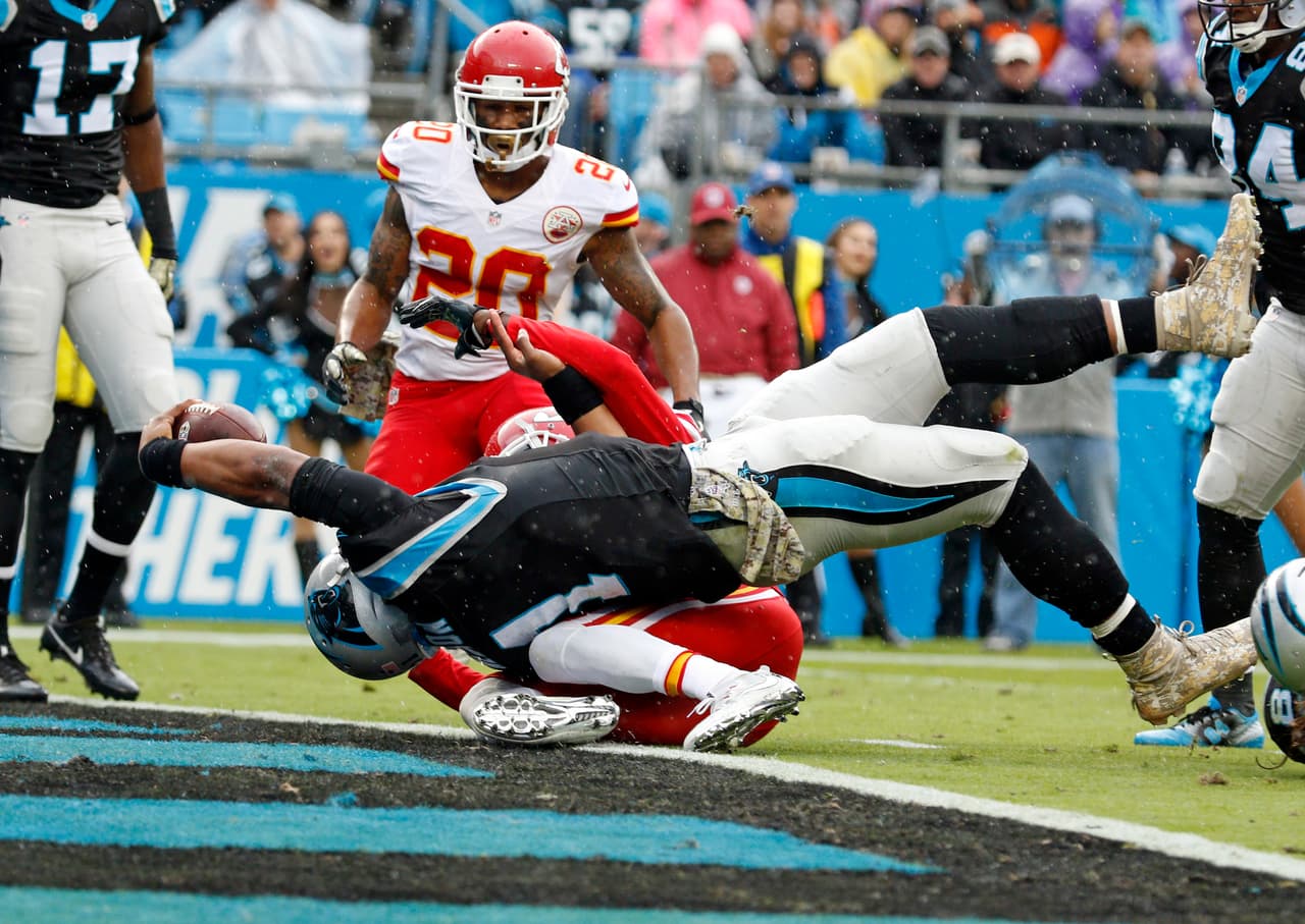 Cam Newton se estiró cual largo es para lograr el TD ante los Chiefs.
