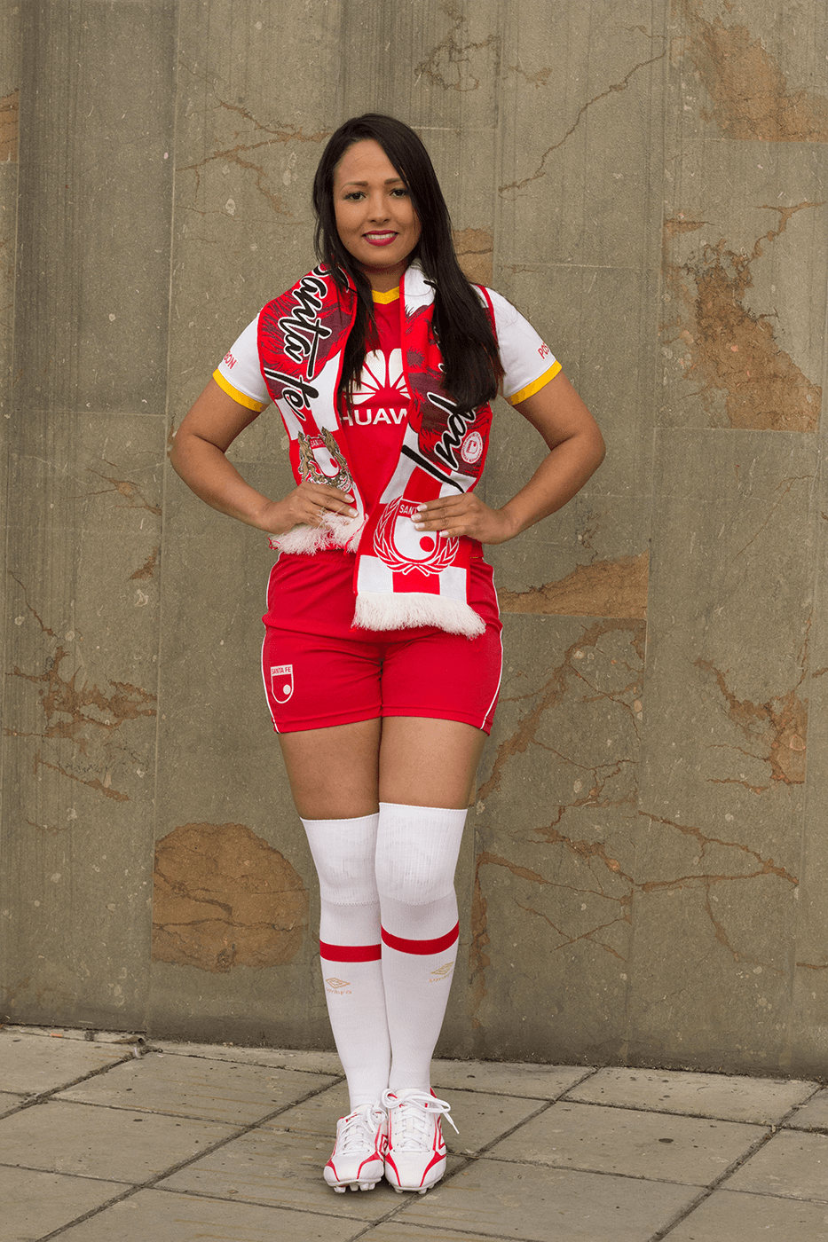 Las aficionadas del equipo rojo de Bogotá llevaron todos sus encantos al clásico 291 entre Santa Fe y Millonarios. El encuentro terminó 1-0 a favor del ‘León’, dirigidos por el técnico uruguayo Gregorio Pérez.