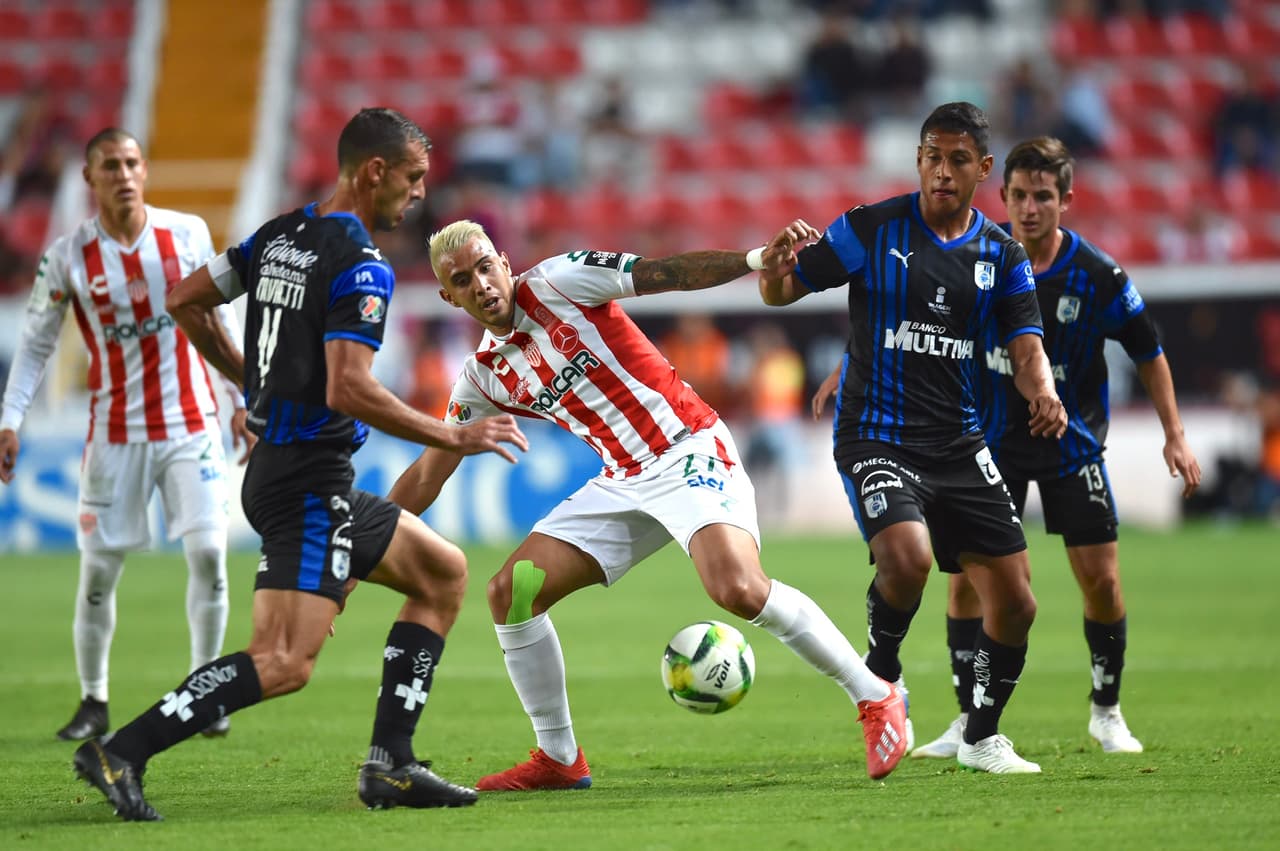 EL esférico se disputó con intensidad pero ambos conjuntos carecieron de precisión en los pases.