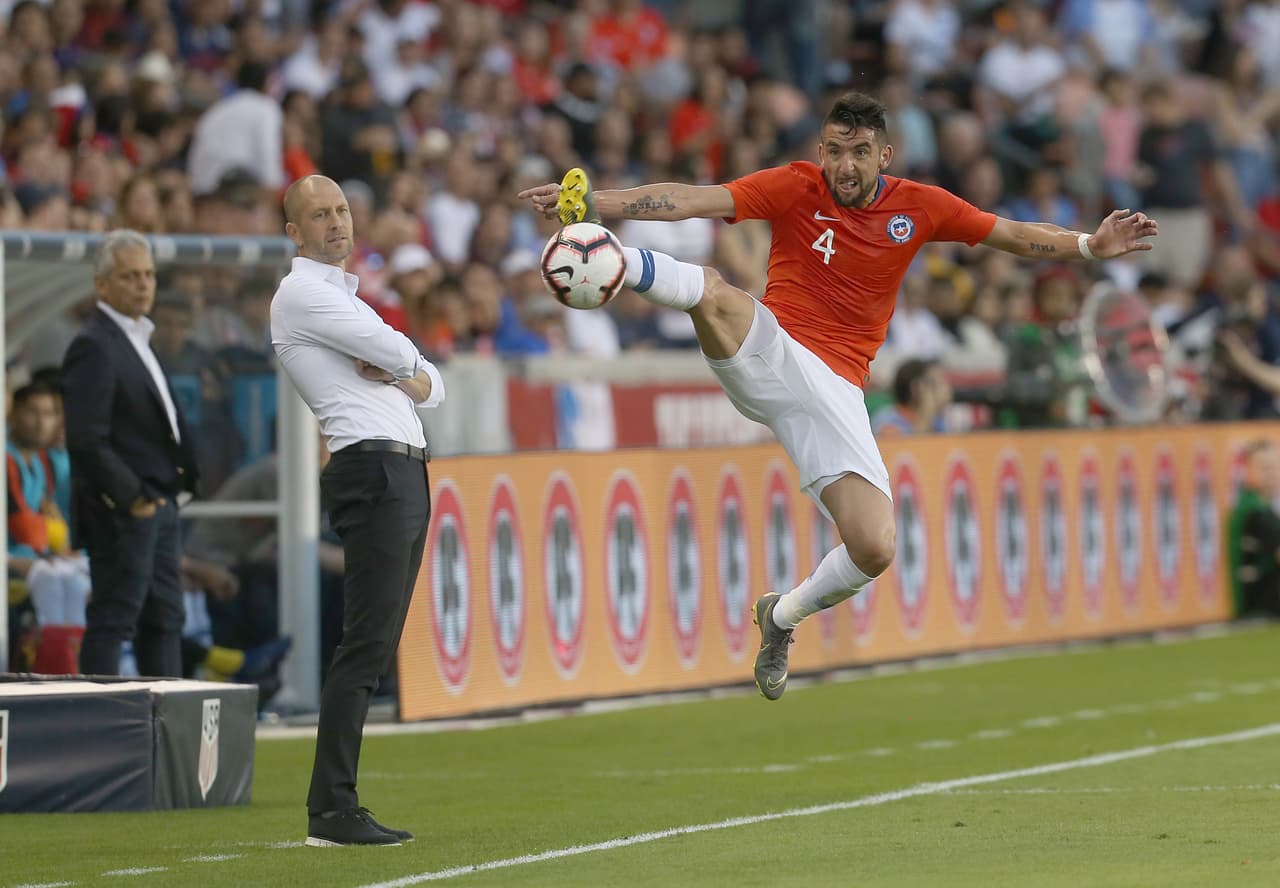 El técnico de Estados Unidos Greg Berhalter en esta imagen observa al defensa chileno Mauricio Isla (4) durante el primer medio del partido en Houston.