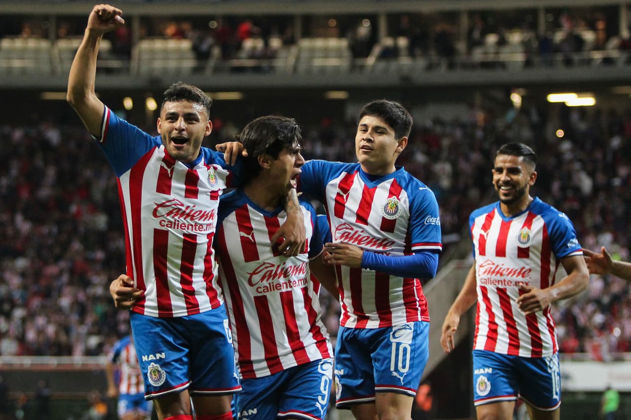 Filtran posibles nuevas playera de Chivas y una es tipo retro