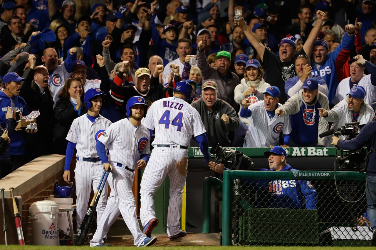 Así fue recibido Anthony Rizzo después de conectar su cuadrangular en la quinta entrada.