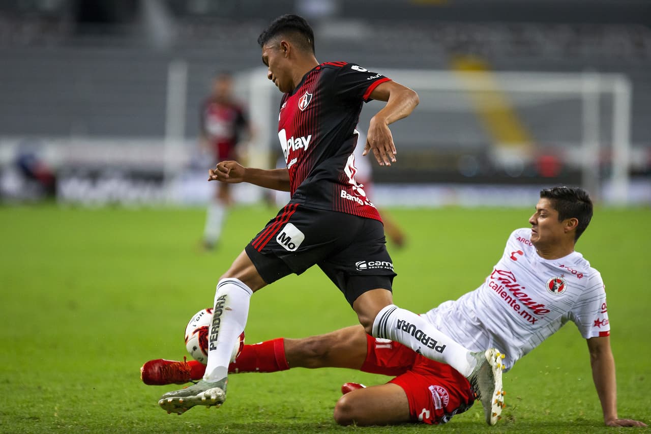 Con goles de Luciano Acosta y Javier Correa, Atlas gana y se queda con los puntos.