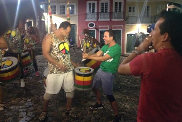 Aprovechó para mostrar su talento para estos tambores.