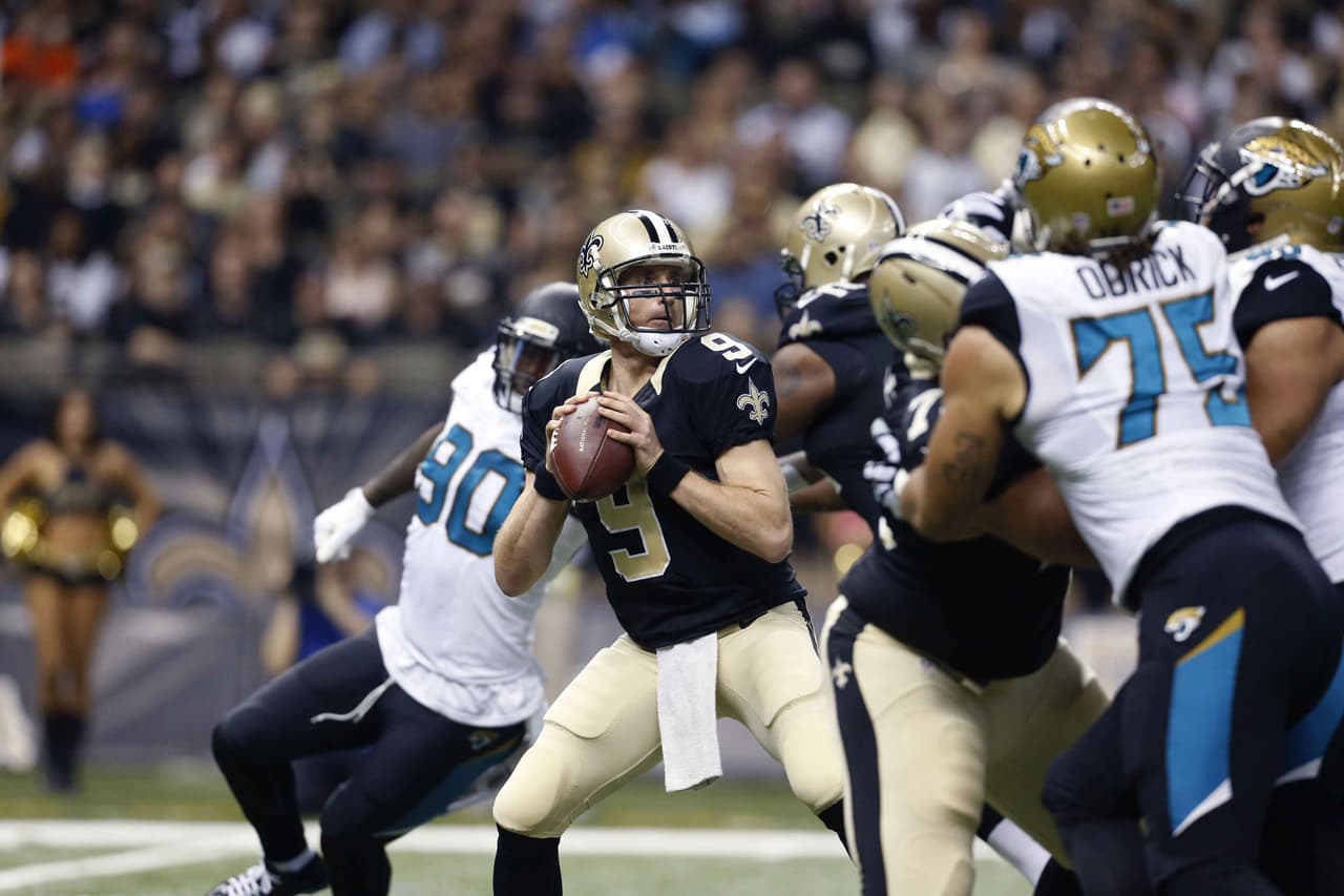 Drew Brees acumuló 412 yardas y tres touchdowns para que los Saints cerraran su temporada como locales con un triunfo por 38-27 ante los Jaguars.