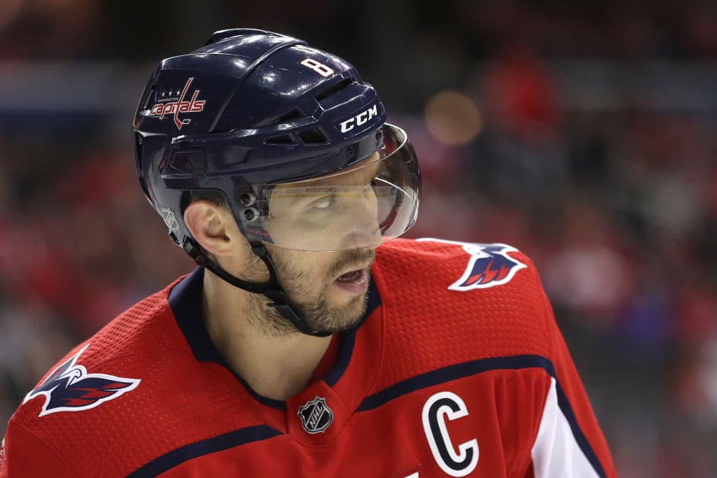 Alex Ovechkin el MVP de la pasada Final de Stanley Cup y líder de los campeones de la National Hockey Legue, los Washington Capitals, es un jugador talentoso y rara vez se le ve en trifulcas, que son parte del juego de hockey sobre hielo. Pero este noche, sacó al Canelo Álvarez que hay en él.