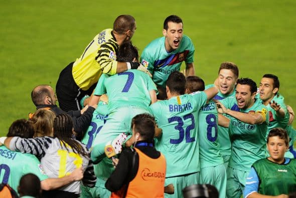 La fiesta seguía y tanto jugadores como la afición no querían dejar el campo.