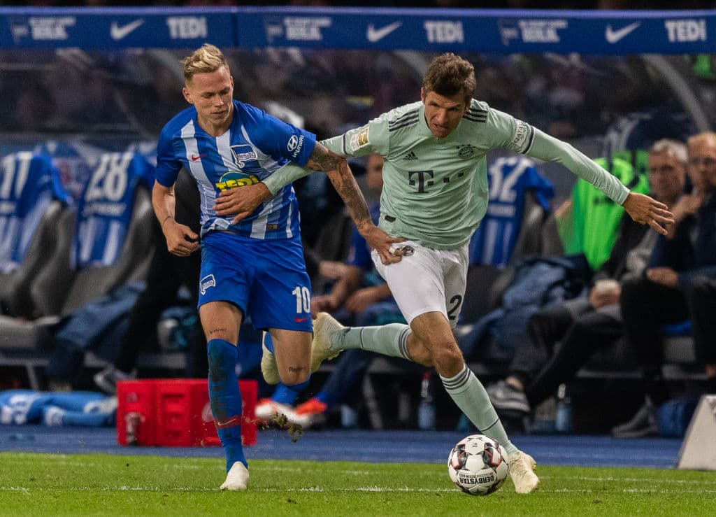 Thomas Müller (derecha) sintió la marca del eslovaco Ondrej Duda (izquierda) del Hertha Berlín.