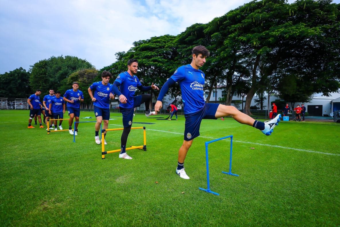 Chivas prueba tres cambios en entrenamiento hacia Jornada 2 ante Puebla