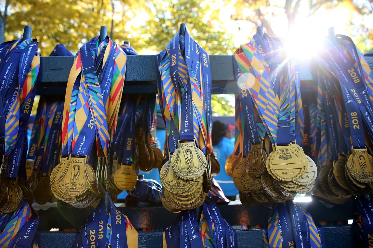 Cada uno de los que cumple el duro recorrido recibe una medalla de reconocimiento por parte de la organización.