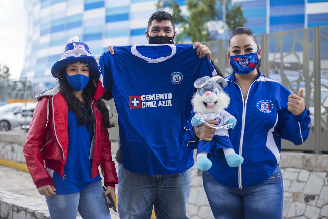 Así lucen algunos de los estadios mexicanos con el motivo de que la afición continúe en contacto con los jugadores durante cada partido.