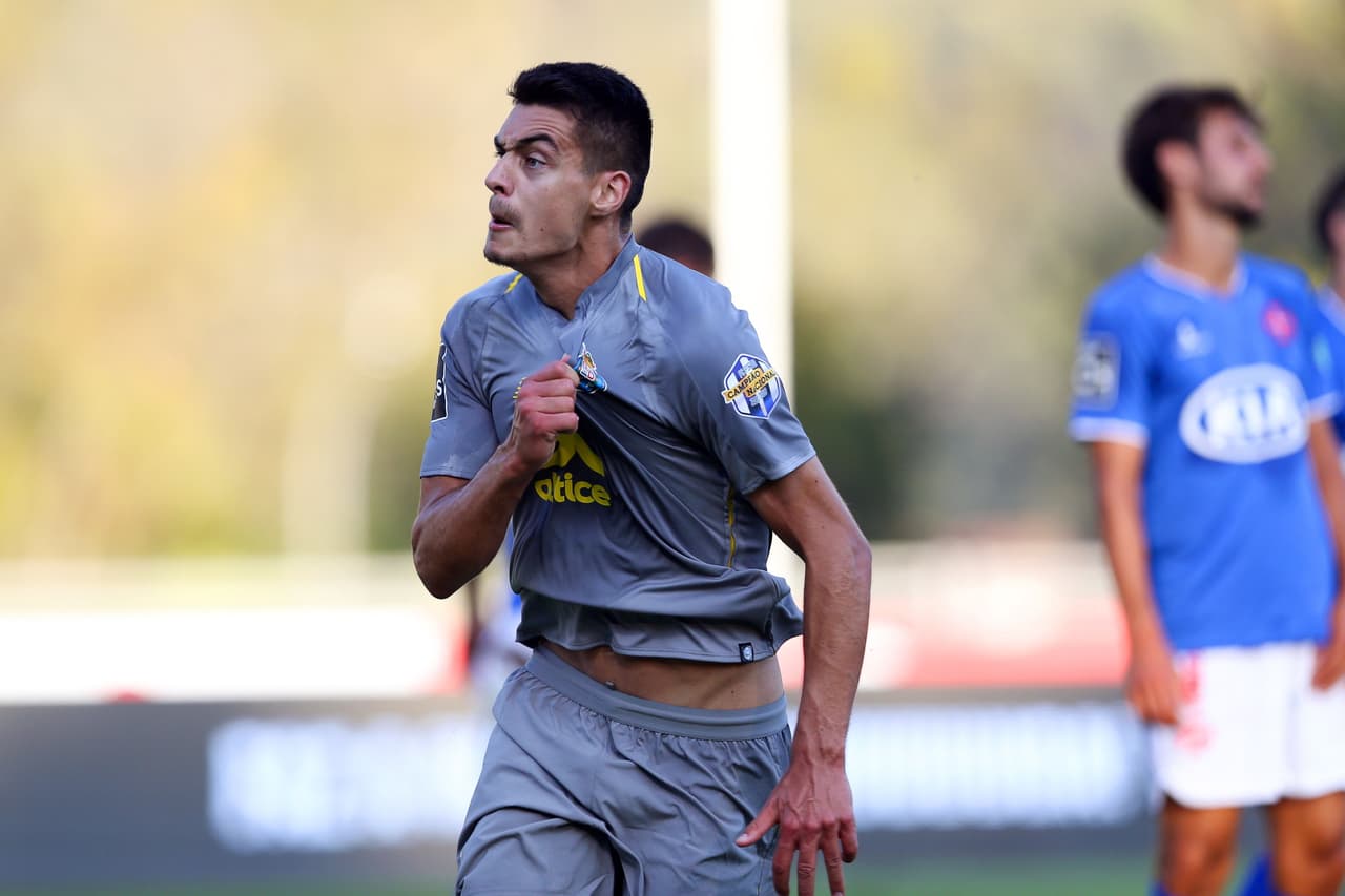 Los Dragones ampliaron su ventaja al minuto 46 con una anotación del brasileño Otávio para colocar el 2-0 en lo que parecía un juego relajado para los del norte de Portugal.