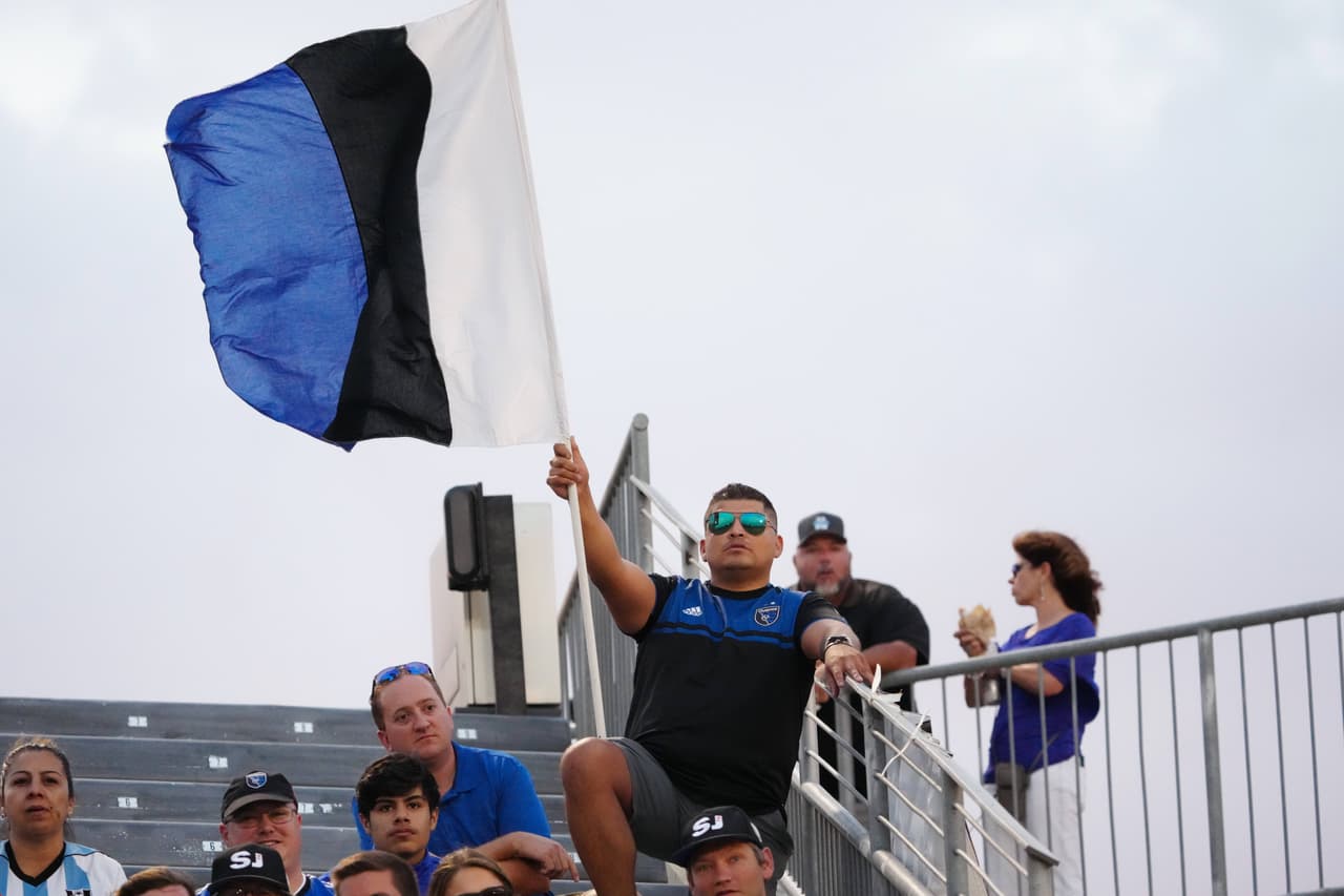 Los seguidores de San Jose viajaron hasta las afueras de Denver para ver a su equipo.
<br>